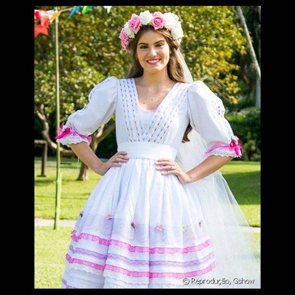 Camila Queiroz escolheu um batom rosa vibrante para destacar a make de noiva caipira